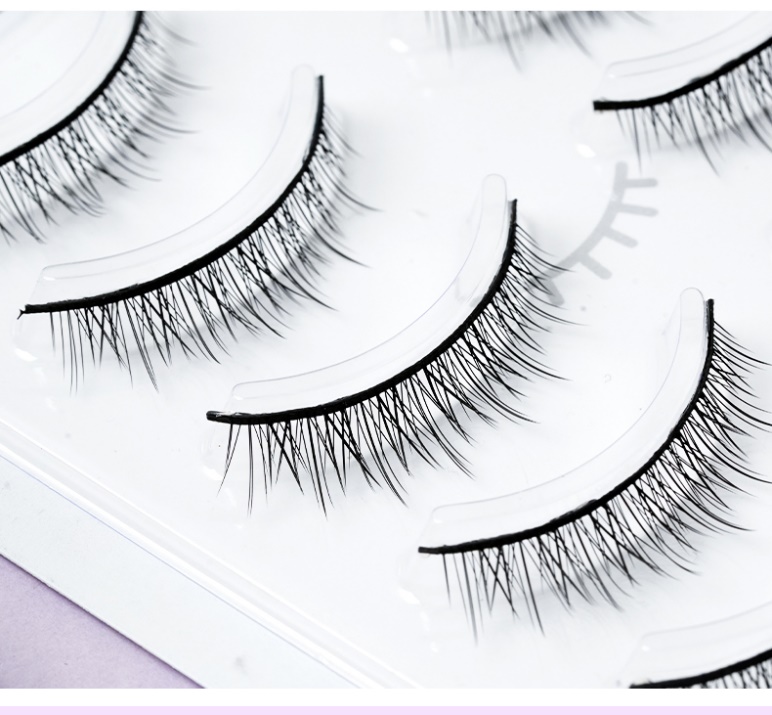 नैसर्गिक देखाव्यासाठी स्पष्ट बँड eyelashes चे सौंदर्य शोधा